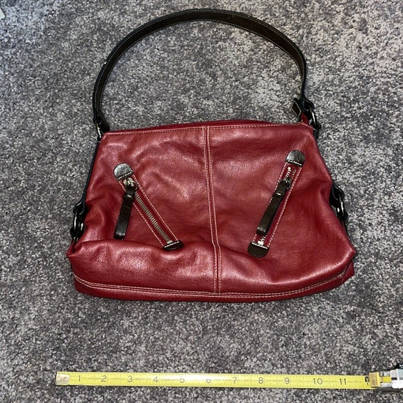 Designer style shoulder bag with exterior zipper pockets - Picture 1 of 10